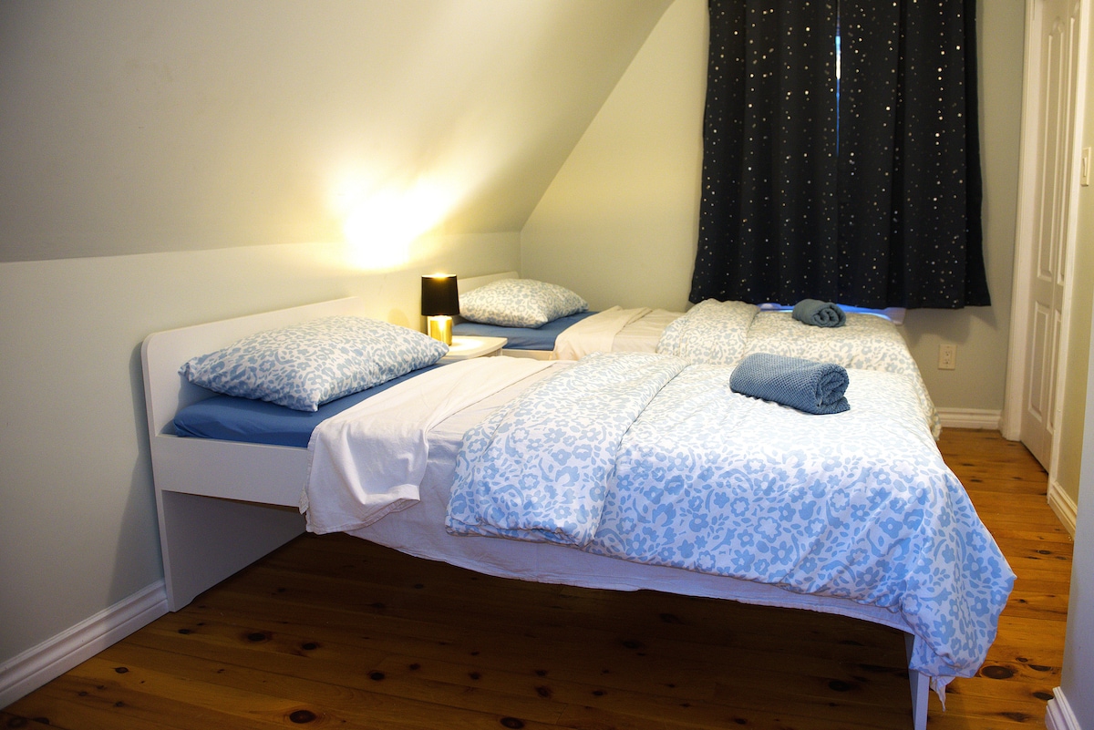 חדר השינה נמצא בקומה הראשונה (למעלה)
שתי מיטות יחיד של איקאה, כיסא, שידה, ארון מובנה עם קולבים, מאוורר רצפה