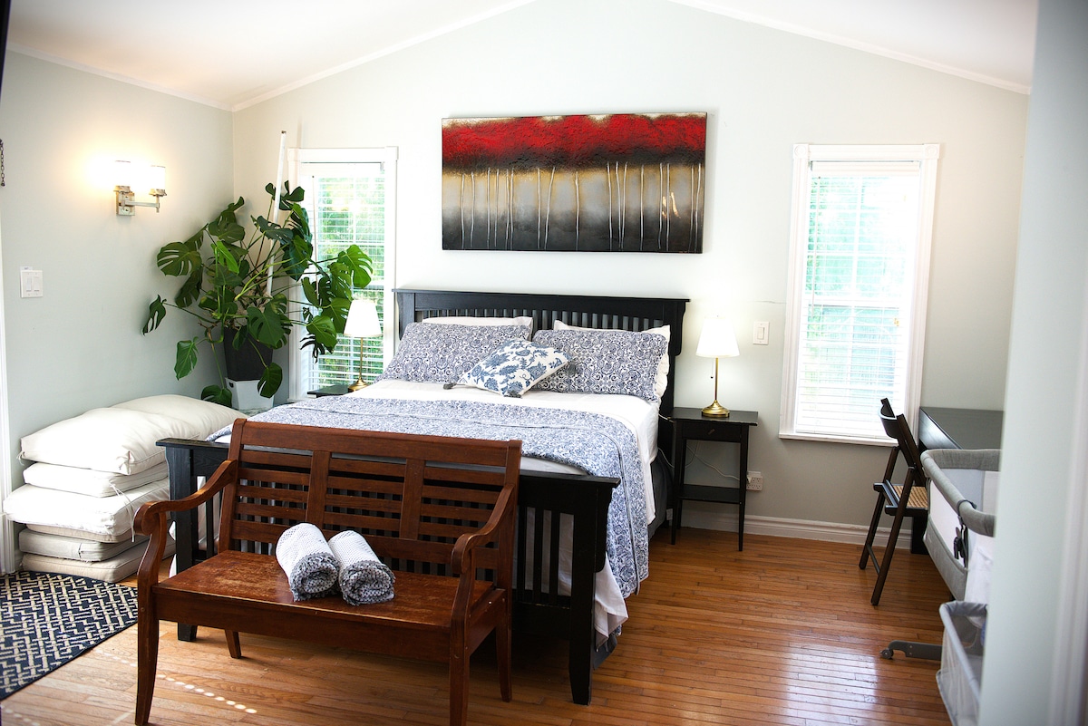 חדר שינה ראשי עם מיטת קווין סייז, ארון מובנה, שידה. ריצוף עץ קשה, תקרה גבוהה.
יש טלוויזיה חכמה כדי לצפות בתוכן מבוסס מנוי משלכם או Tubi או Pluto TV בחינם.