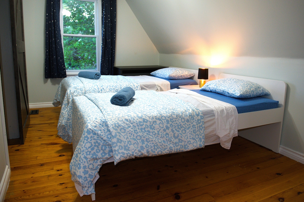 חדר השינה נמצא בקומה הראשונה (למעלה)
שתי מיטות זוגיות של איקאה, ארון מובנה, בחדר תמצאו שידה, כיסא ומאוורר רצפה.