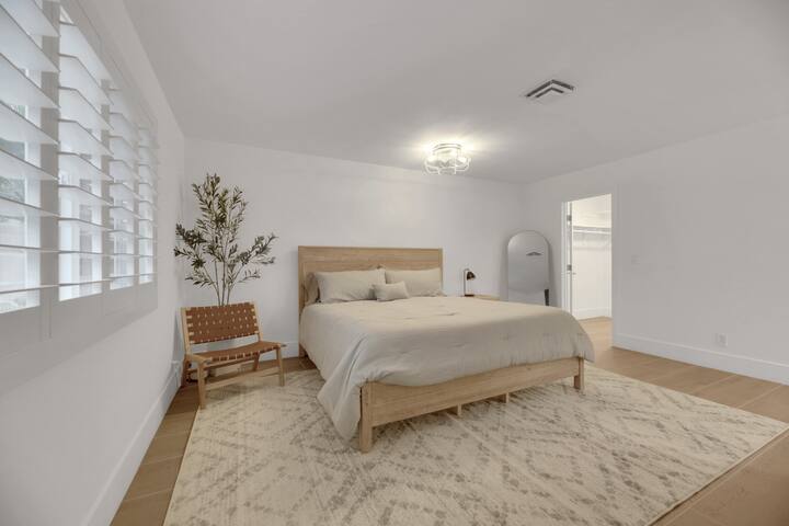 Vegas Villa Pool BBQ 5 mins to Las Vegas Strip! gallery image 5