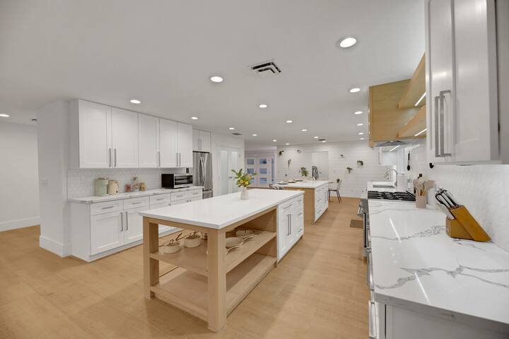 Vegas Villa Pool BBQ 5 mins to Las Vegas Strip! gallery image 3