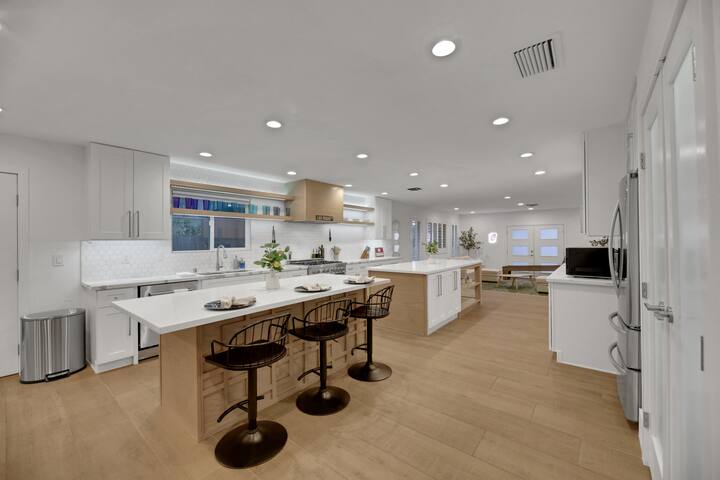 Vegas Villa Pool BBQ 5 mins to Las Vegas Strip! gallery image 4