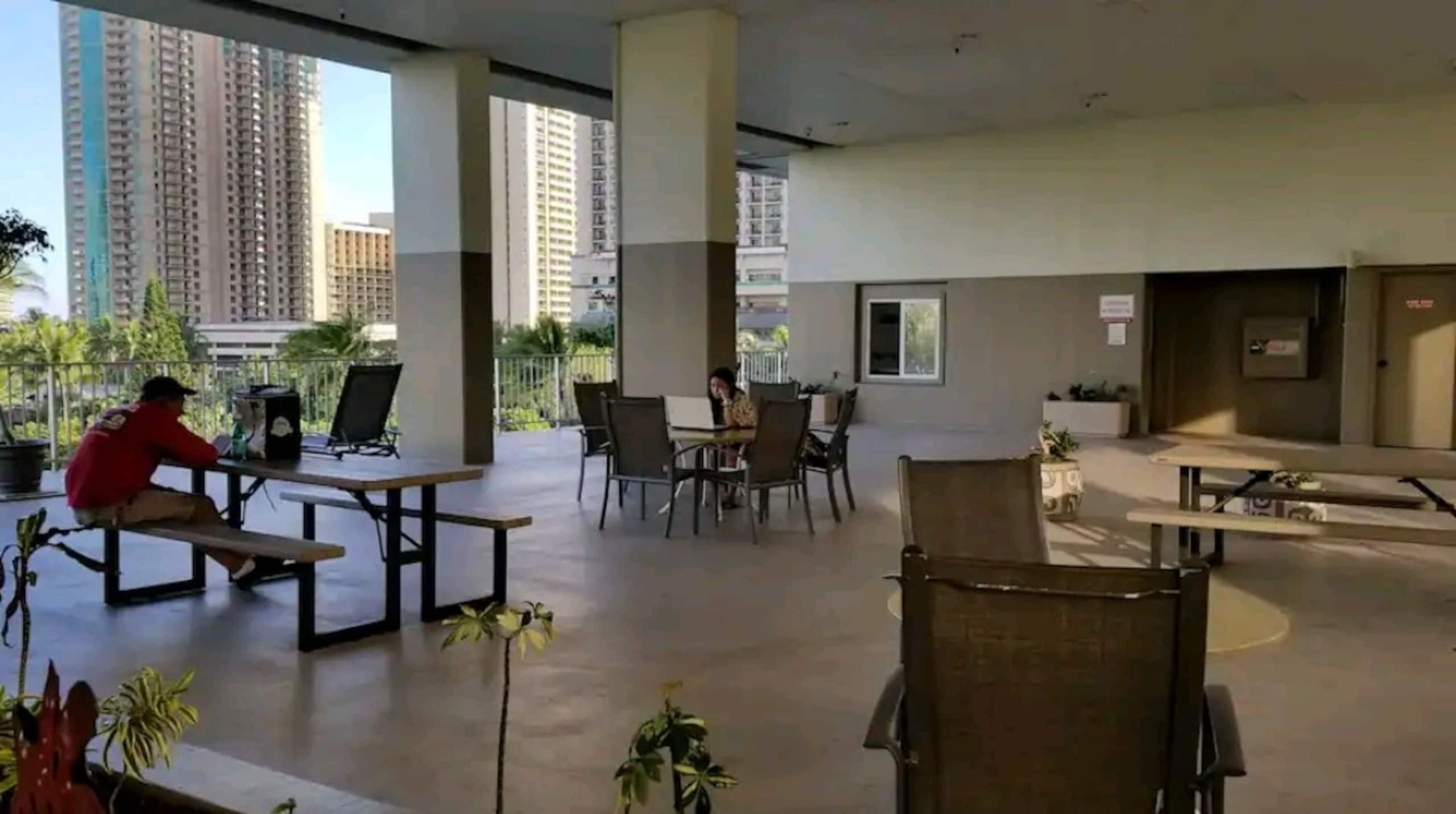 Condo in Honolulu · ★4.93 · Studio · 1 bed · 1 private bath - Image 32