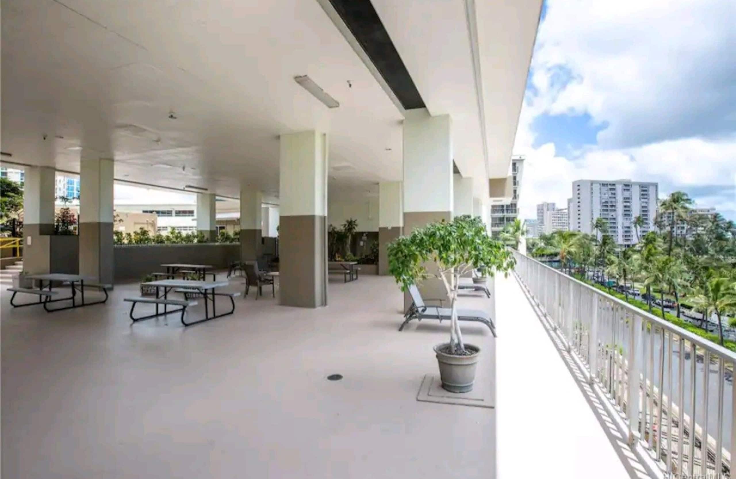 Condo in Honolulu · ★4.93 · Studio · 1 bed · 1 private bath - Image 29