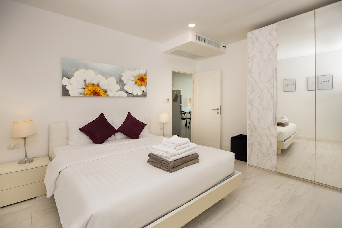 חדר שינה שני עם מלתחה עם מראה