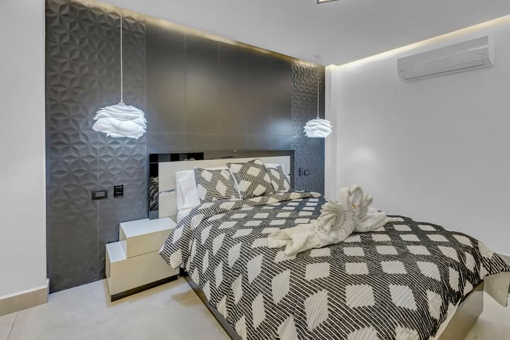 Zebra Room, with comfortable sheets, pillows and towels. Lighting around the entire room, with smart TV, a closet, safe and open concept private bathroom.