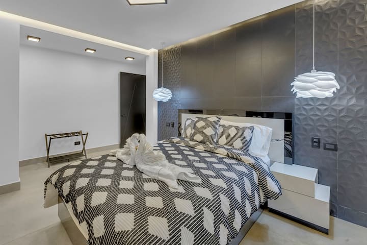 Dalmatian  Orca, with comfortable sheets, pillows and towels. Lighting around the entire room, with smart TV, a closet, safe and private bathroom.
