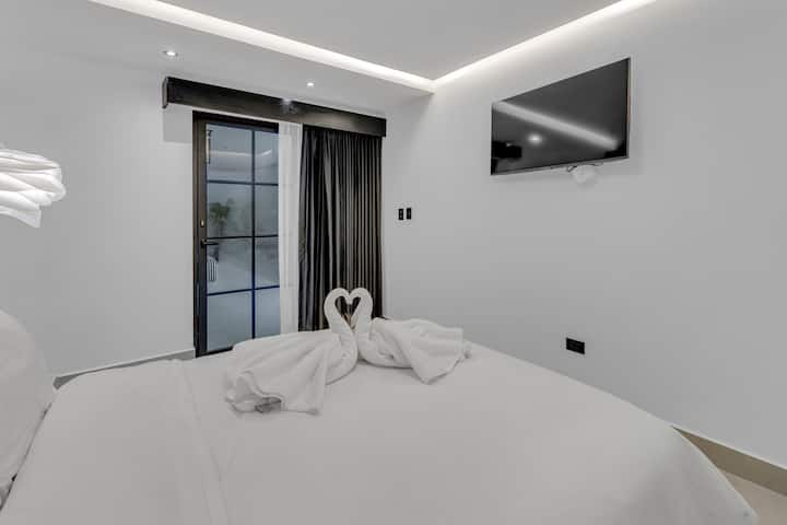 Dalmatian  Room, with comfortable sheets, pillows and towels. Lighting around the entire room, with smart TV, a closet, safe and private bathroom.