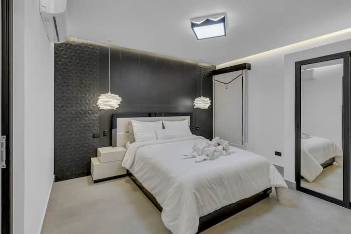 Badger Room, with comfortable sheets, pillows and towels. Lighting around the entire room, with smart TV, a closet, safe and private bathroom.