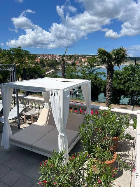 Pavi apartments Luxury apartment with a pool