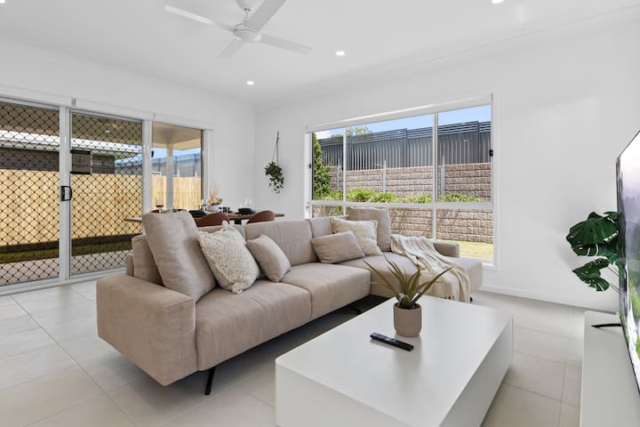 Mint New 4 Br House|clean|spacious|air-con &Garage - Brisbane
