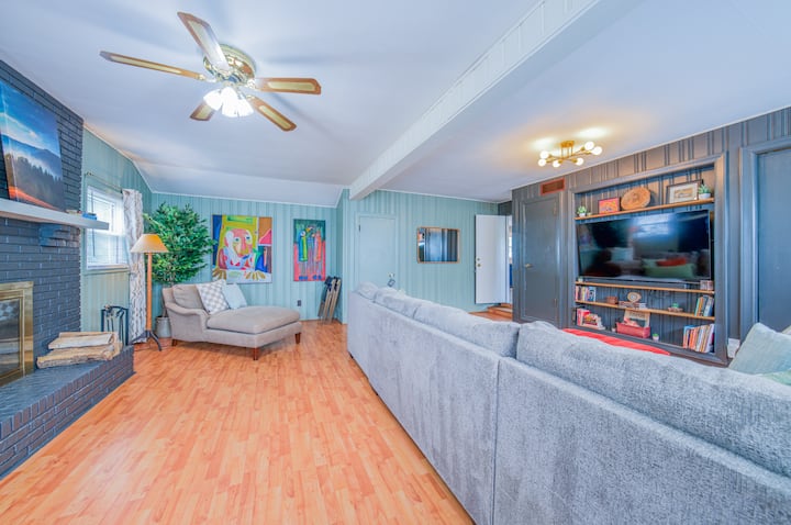 *2 Kings* Hot Tub* Game Room* 5 Miles To Downtown - Asheville, NC
