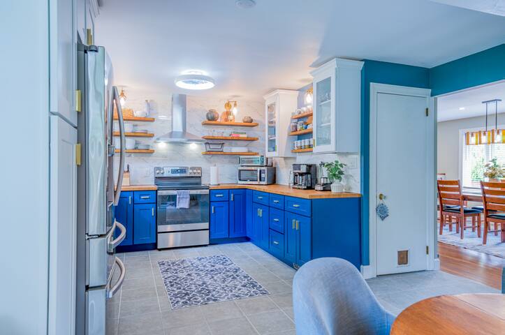 *2 Kings* Hot Tub* Game Room* 5 Miles to Downtown gallery image 2