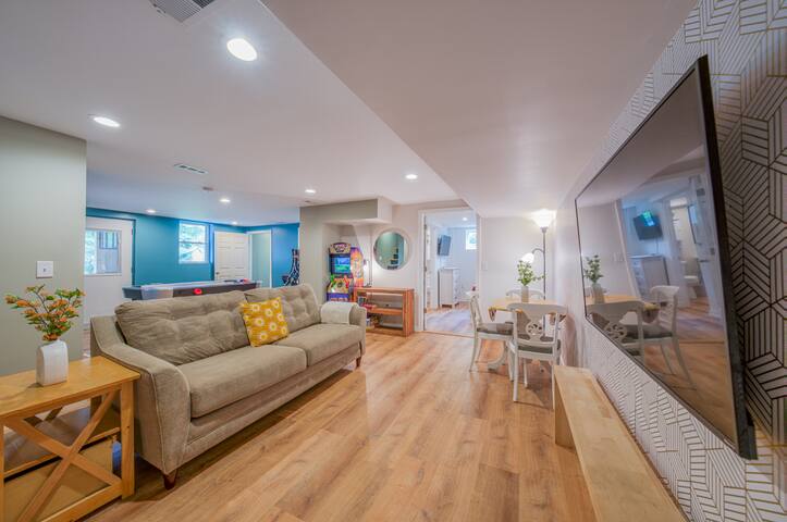 *2 Kings* Hot Tub* Game Room* 5 Miles to Downtown gallery image 3