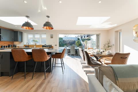 The Coast House - Luxury Coastal Sanctuary Hot Tub