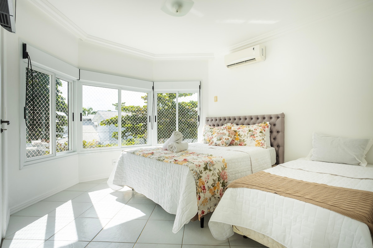 Suite principal, con una cama tamaño queen, cama individual, armario y bañera de hidromasaje.