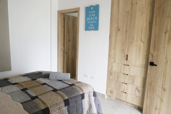 kitanda cha watu wawili pamoja na kiota kimoja na nusu cha mraba, bafu kamili.