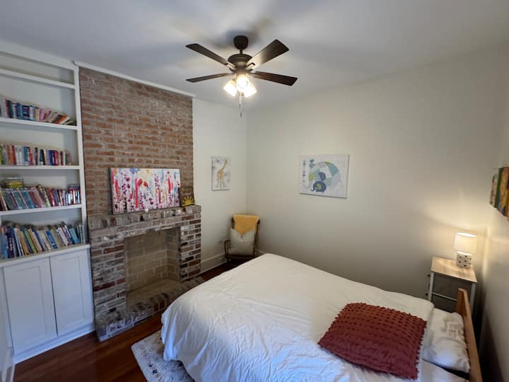 Dhomë e ndritshme dhe e rehatshme me një krevat dopio me dyshek Tempur-pedic, tavolinë pranë krevatit me abazhur, karrige lëkundëse, libra për fëmijë dhe dollap me komo të vogël dhe artikuj për foshnja (krevat portativ me dyshek, karrige e lartë).