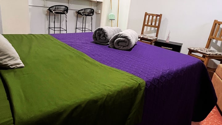 Дуплиот кревет има висококвалитетна пружина и меки перници, кои нудат удобен и обновувачки одмор за вашиот престој.