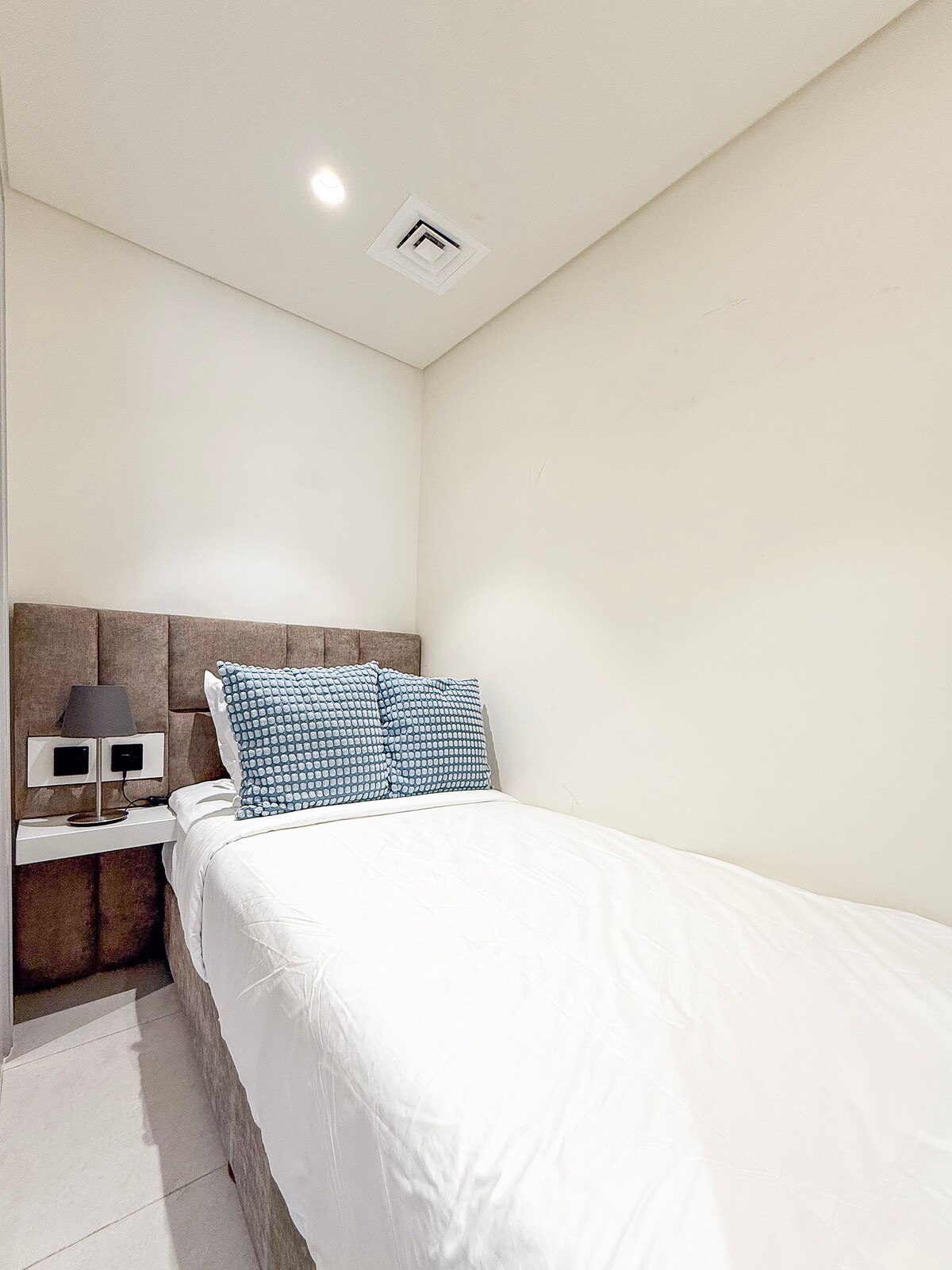 Descubre la comodidad y la comodidad en el dormitorio 4, con una encantadora cama individual para uno. Completo con su propio baño con ducha, es el refugio perfecto después de un día de aventuras