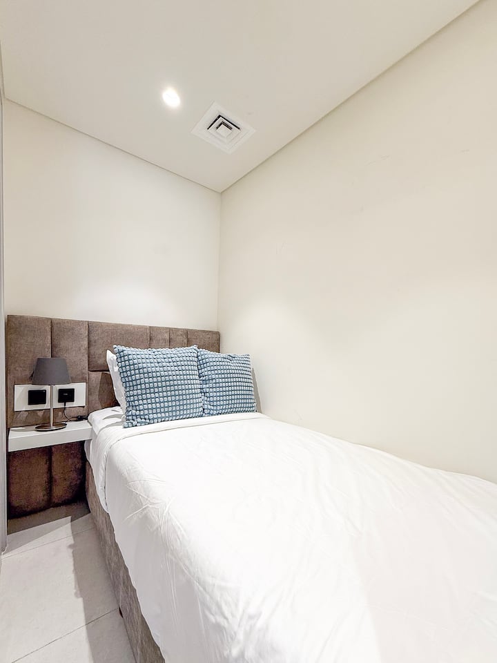 在4号卧室中，您可以享受舒适和温馨，这里有一张舒适的单人床。 配有独立的套房淋浴间，是经过一天冒险的完美度假胜地