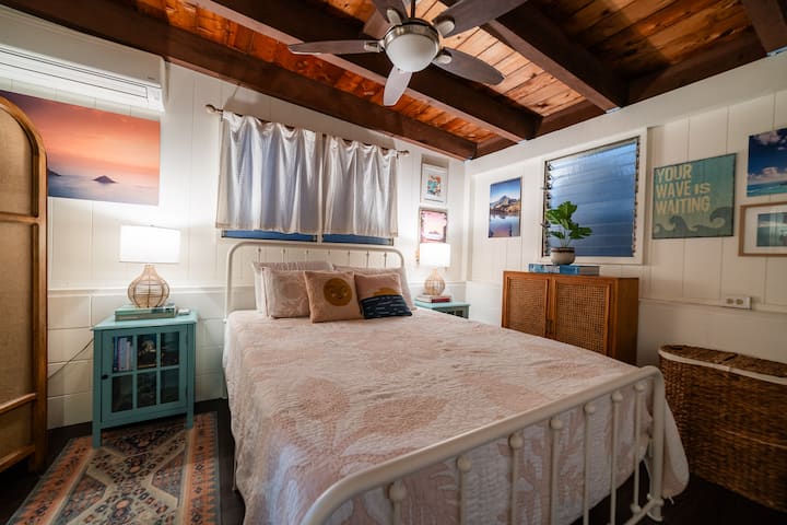 Dyshek Casper me mbulesë me shkumë memorieje. Njësia e ndarjes A/C freskon të gjithë banesën. 