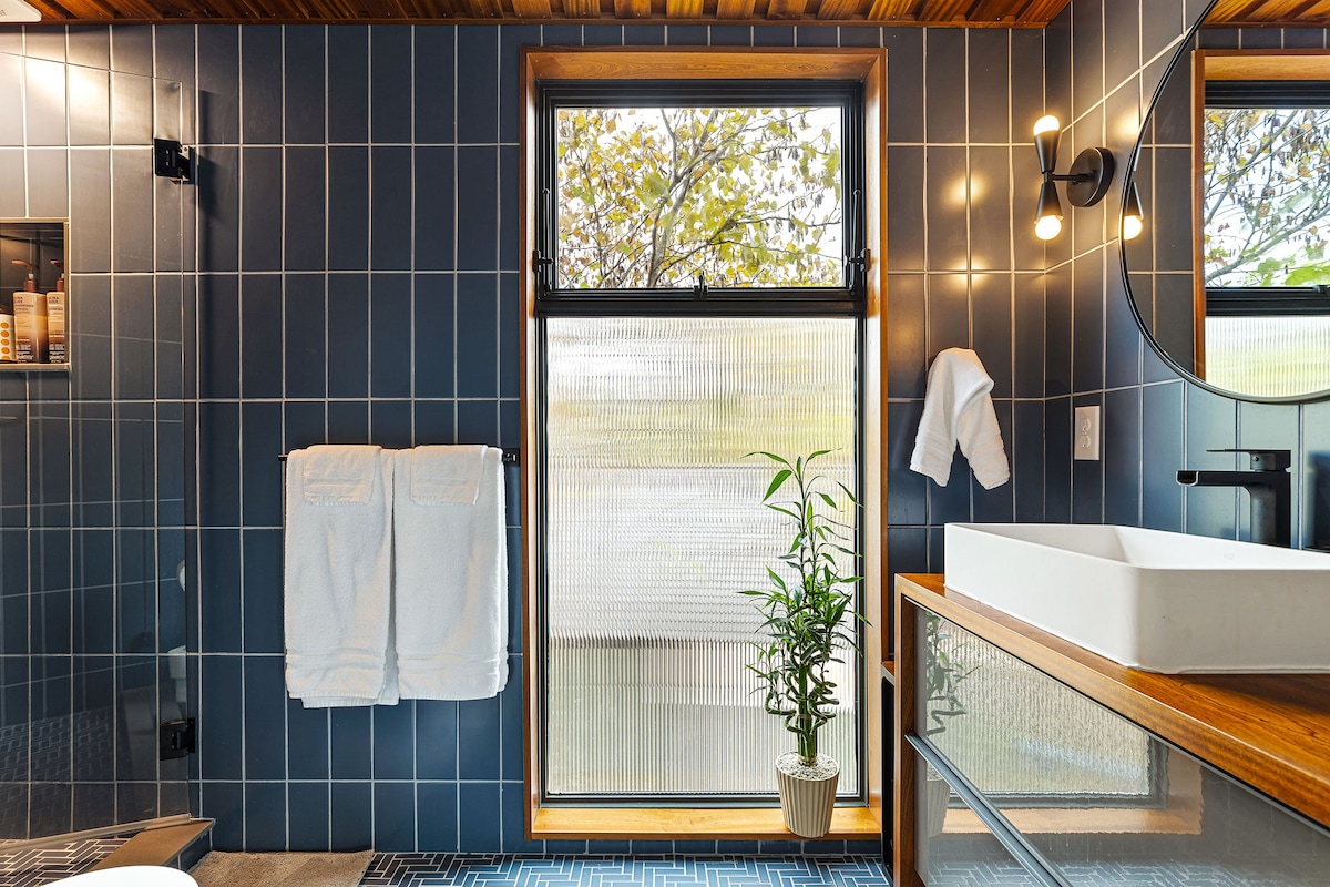 Stylish 1BR Casita w/King Bed + Cowboy Pool