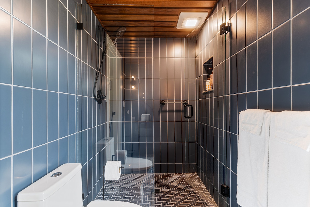 Stylish 1BR Casita w/King Bed + Cowboy Pool