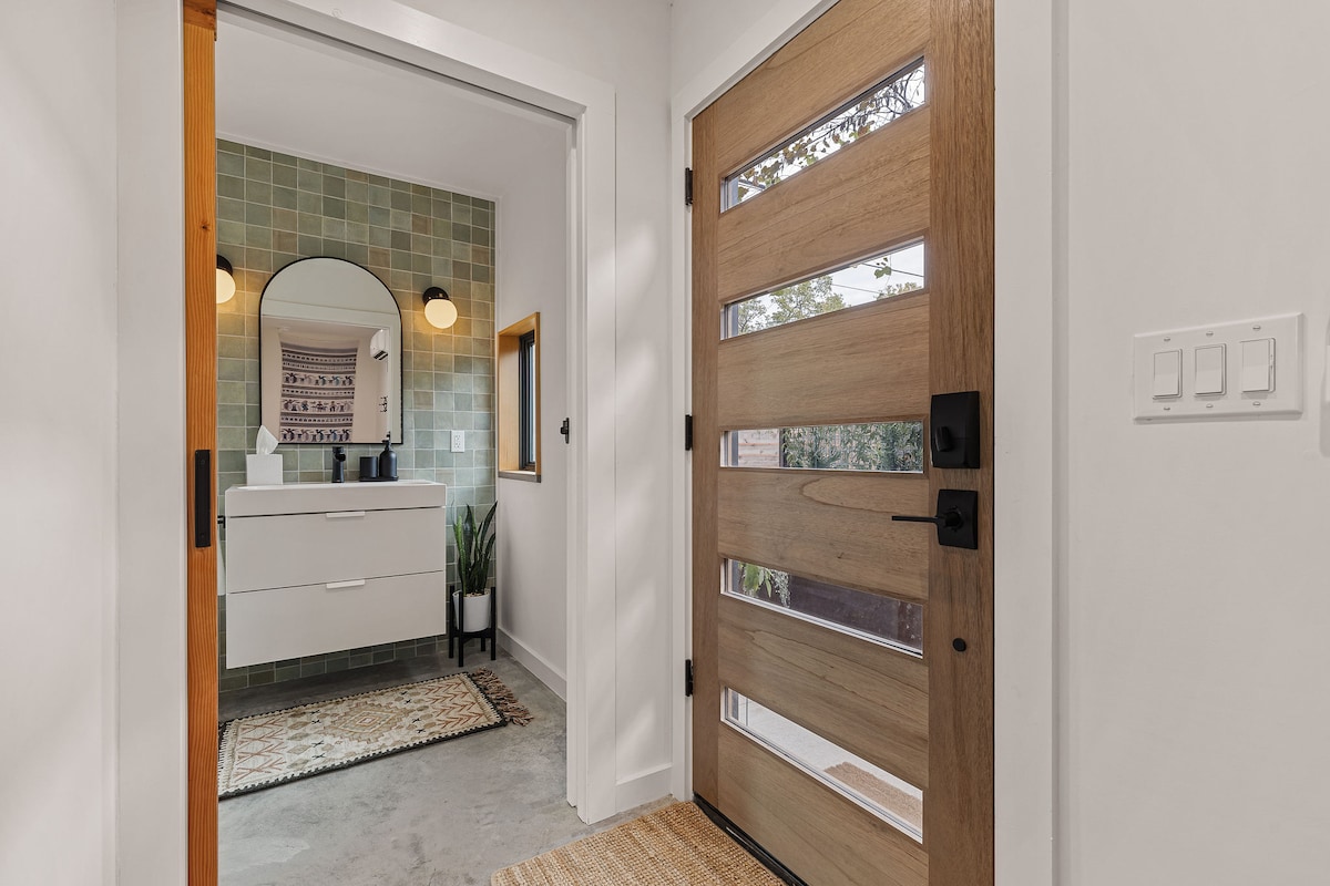 Stylish 1BR Casita w/King Bed + Cowboy Pool