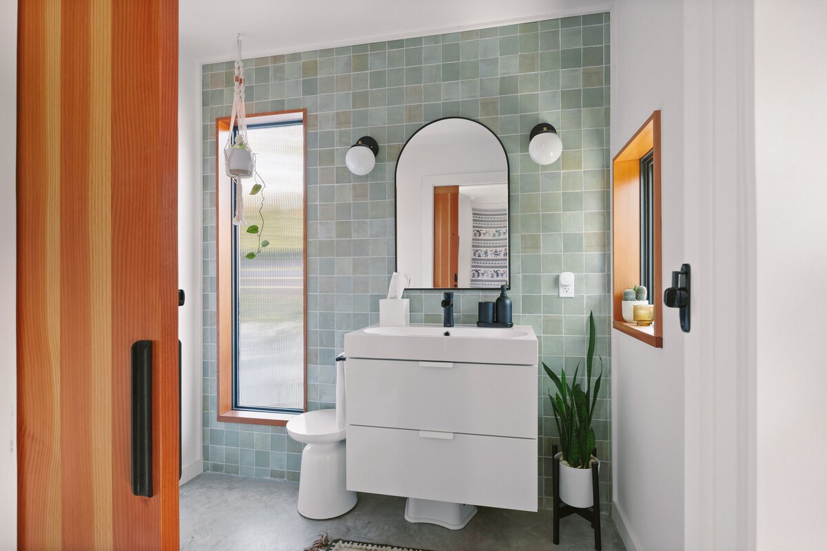 Stylish 1BR Casita w/King Bed + Cowboy Pool