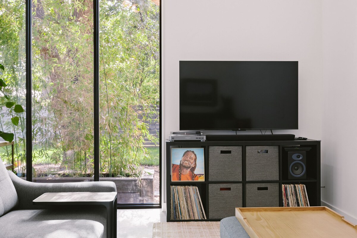 Stylish 1BR Casita w/King Bed + Cowboy Pool