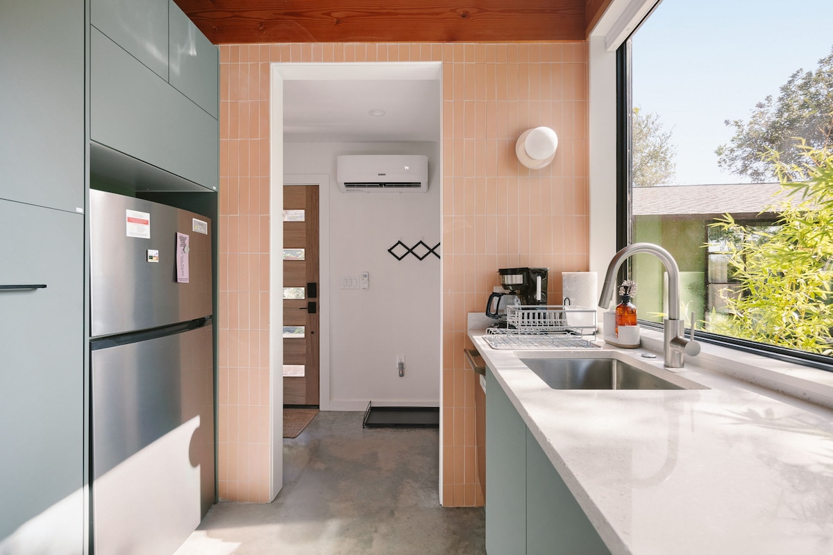Stylish 1BR Casita w/King Bed + Cowboy Pool