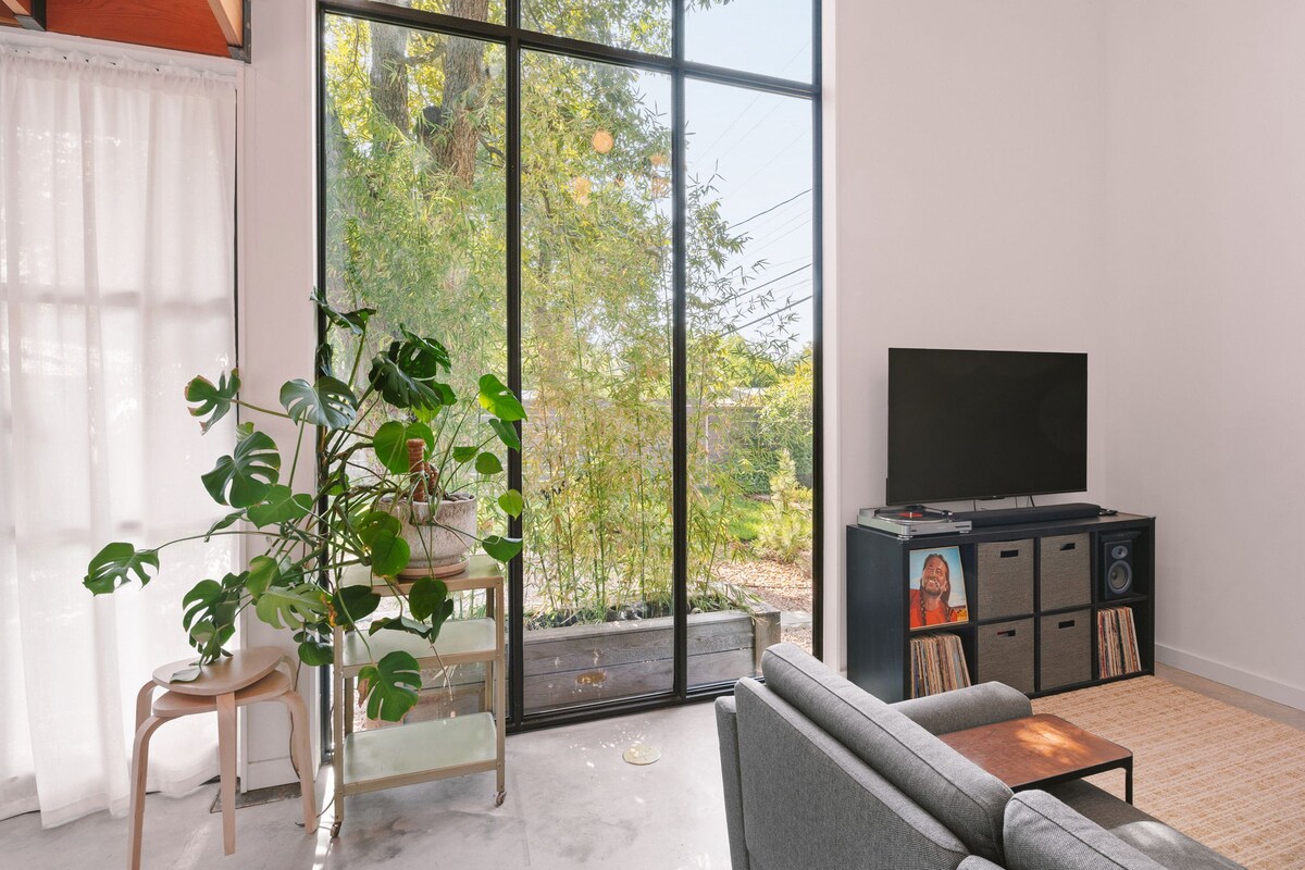 Stylish 1BR Casita w/King Bed + Cowboy Pool