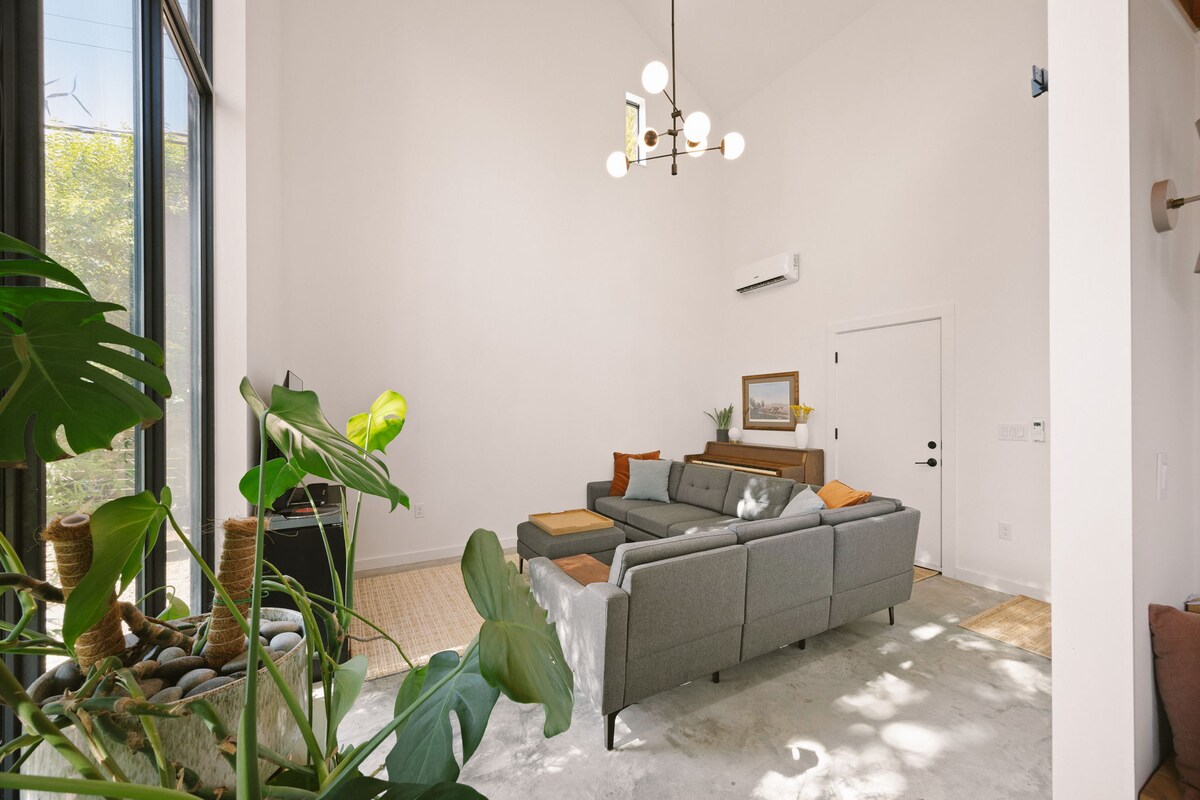 Stylish 1BR Casita w/King Bed + Cowboy Pool