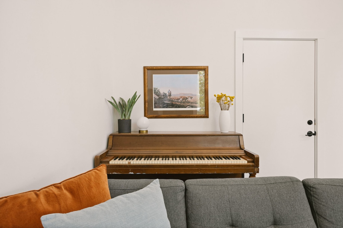 Stylish 1BR Casita w/King Bed + Cowboy Pool