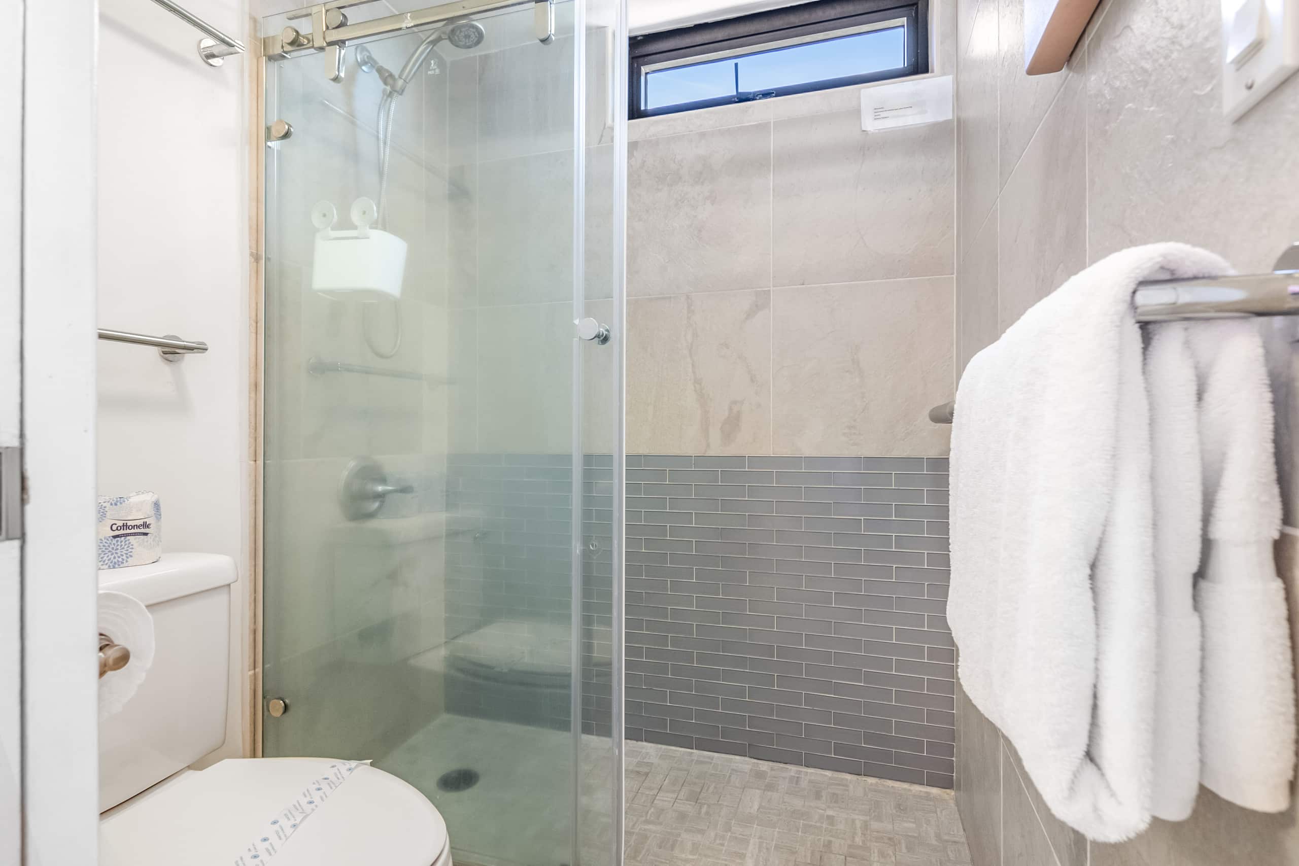 Condo in Honolulu · ★5.0 · 1 bedroom · 2 beds · 1 private bath - Image 37