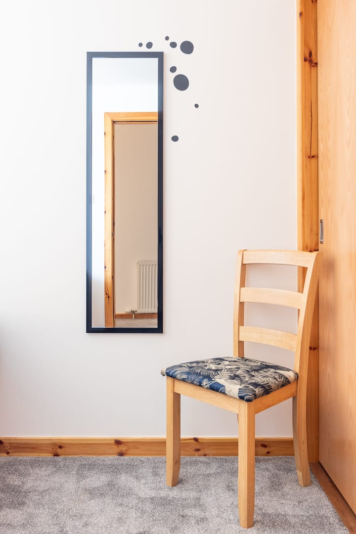 Tenga en cuenta que esta habitación tiene una cama tamaño «king» del Reino Unido. 