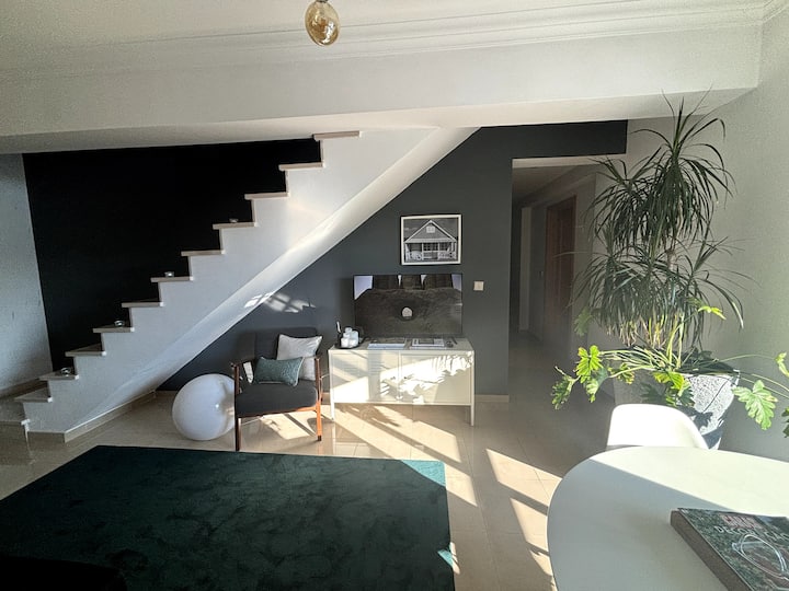 Sala con TV y mesa de comedor