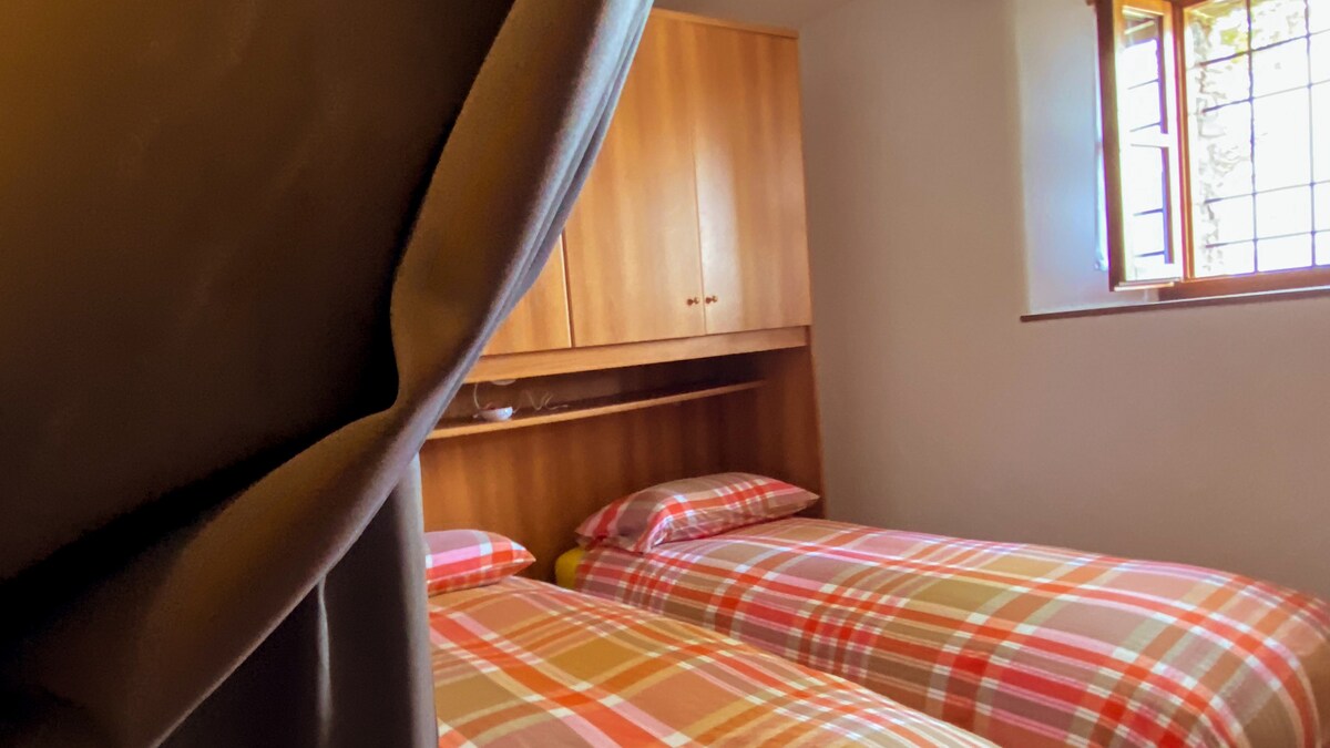 Საძინებელი ორადგილიანი საწოლებით. 