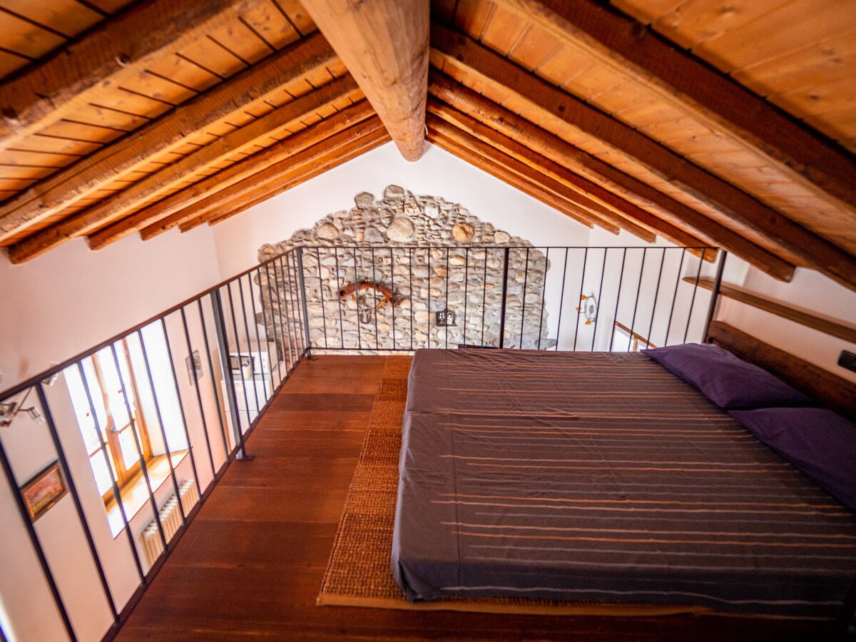 Ორადგილიანი საწოლი ანტრესოლზე. 