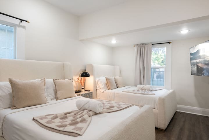 Hollywood Oasis Villa gallery image 3