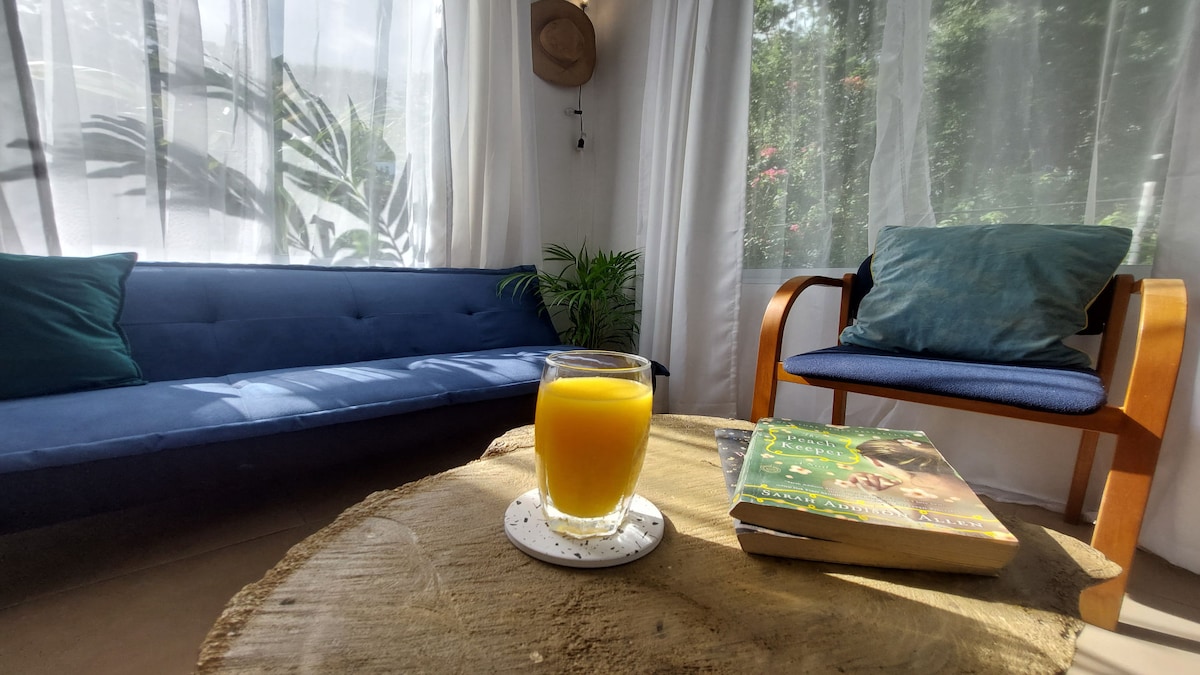 Veelzijdige slaapbank: de slaapbank in de woonkamer fungeert ook als een gezellig ligbed, perfect om te lezen, te ontspannen of te genieten van een middagdutje.