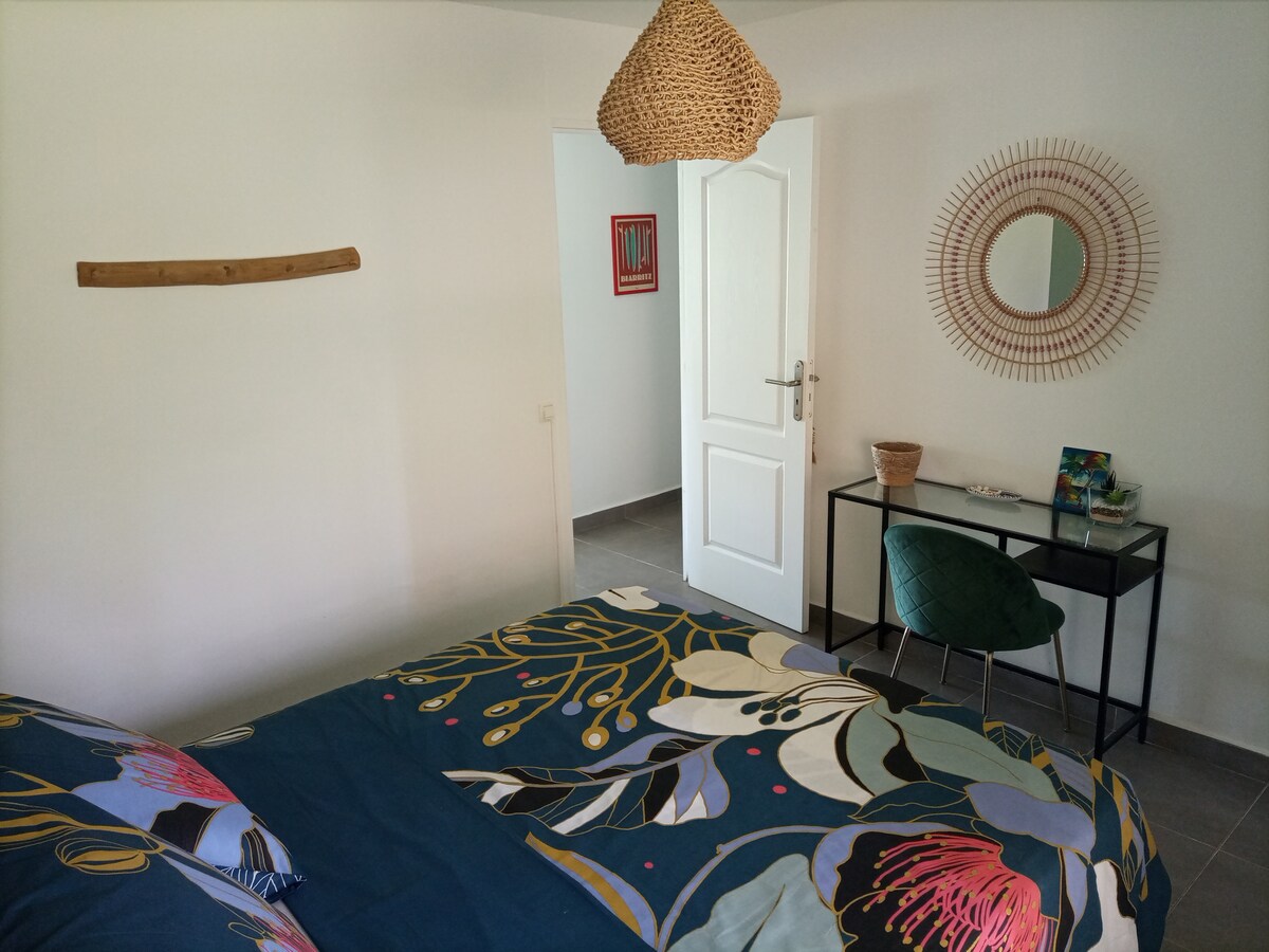 La habitación está muy iluminada