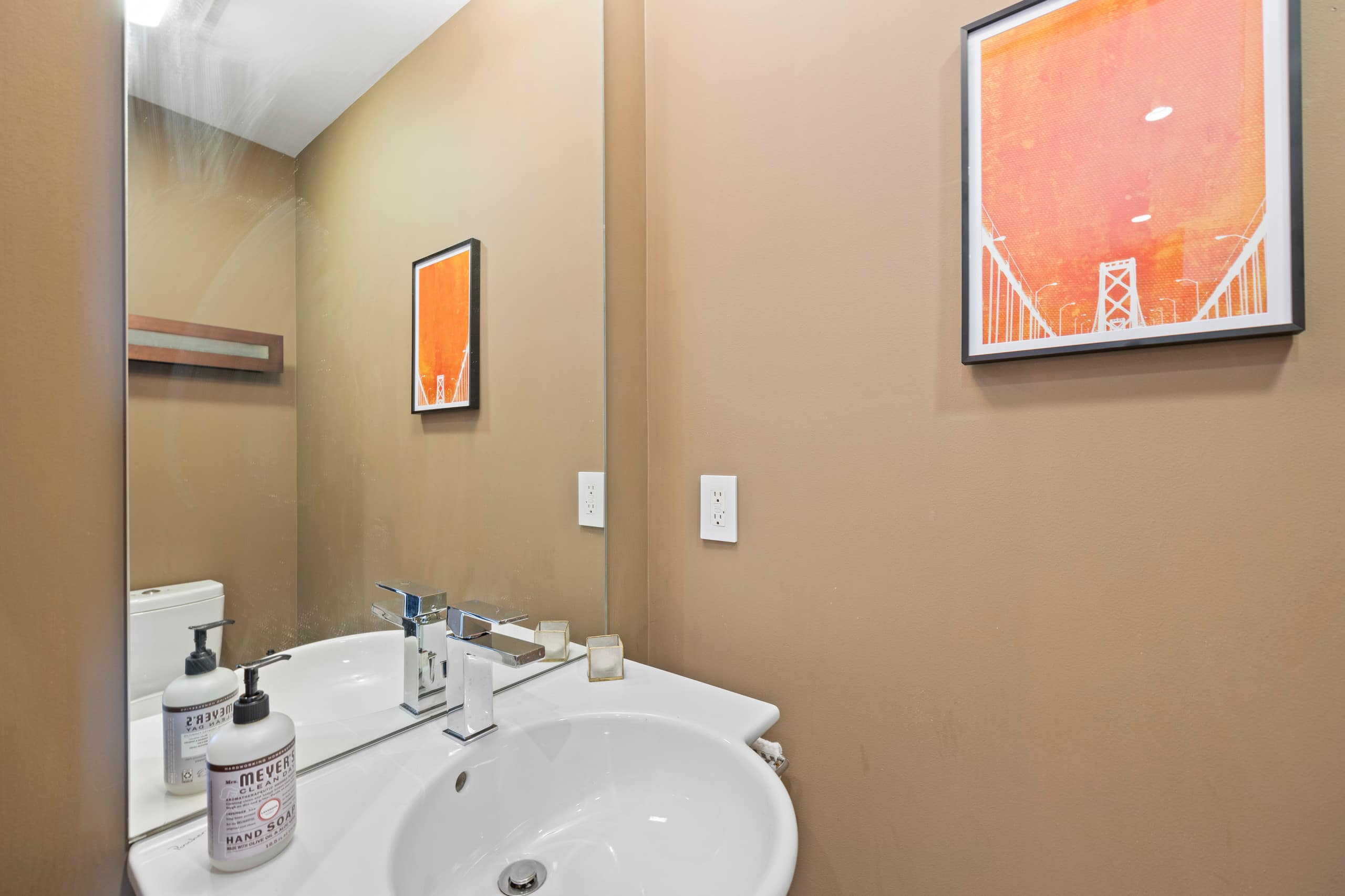 Condo in San Francisco · ★4.99 · 2 bedrooms · 2 beds · 2.5 baths - Image 35
