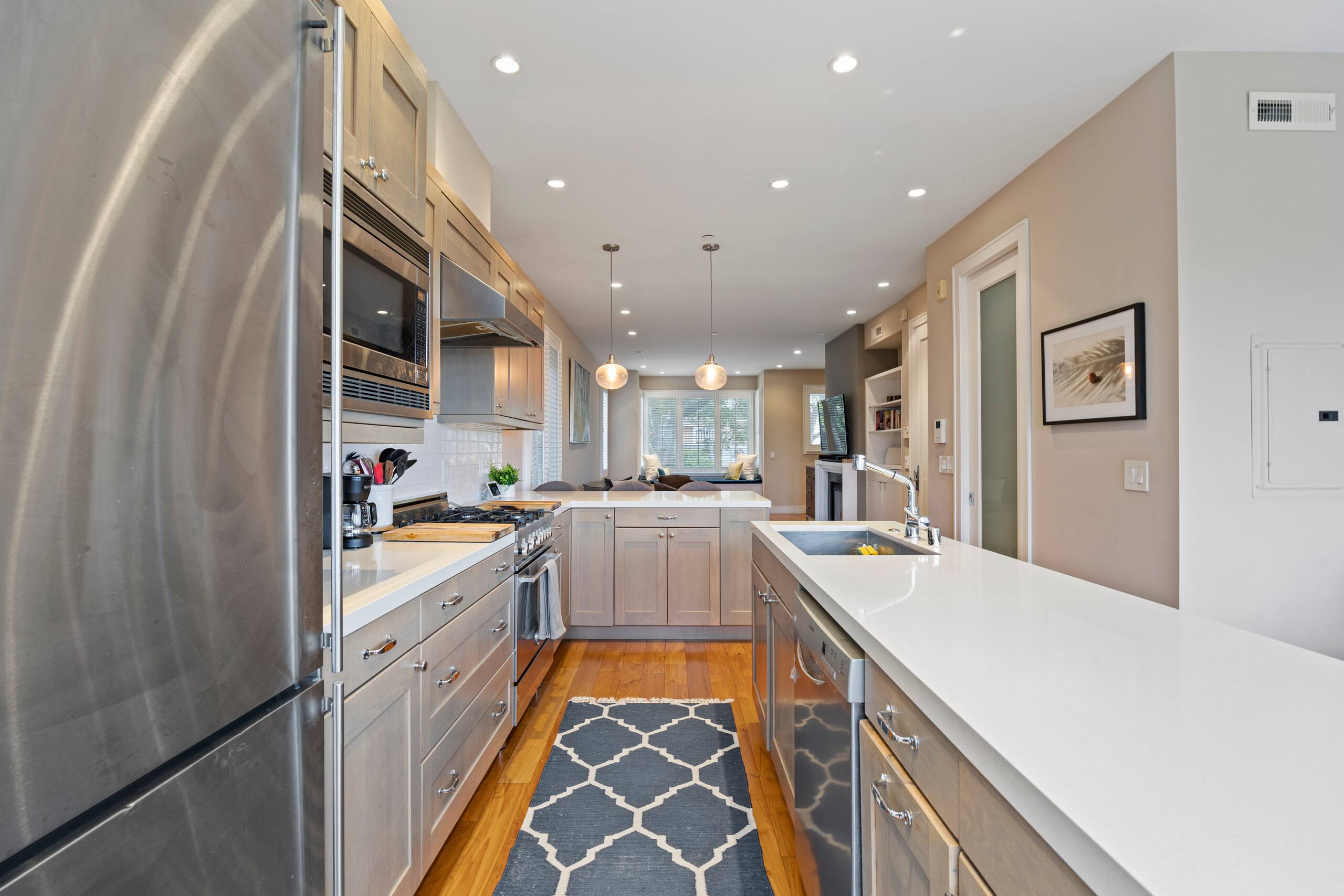 Condo in San Francisco · ★4.99 · 2 bedrooms · 2 beds · 2.5 baths - Image 10