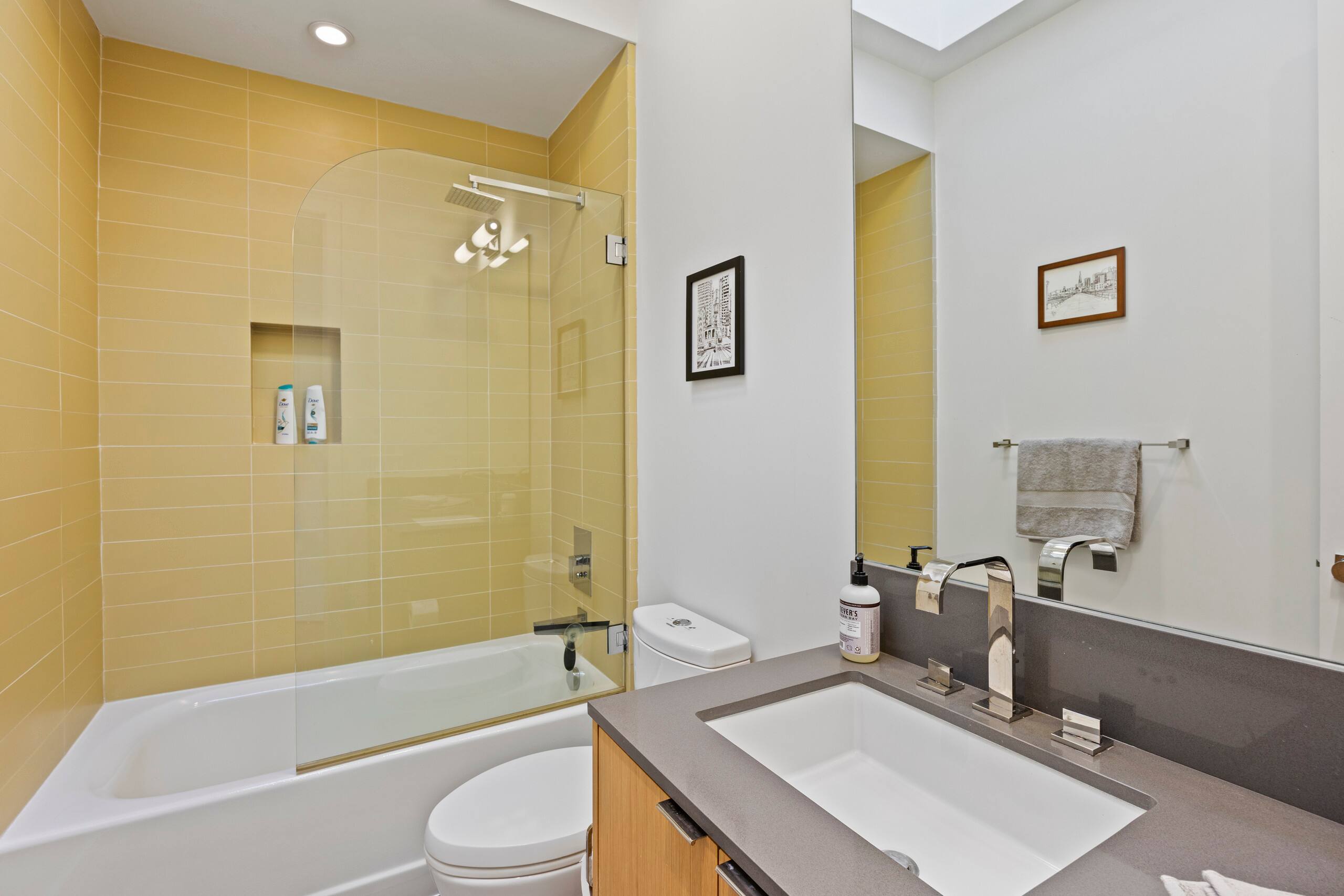 Condo in San Francisco · ★4.99 · 2 bedrooms · 2 beds · 2.5 baths - Image 32