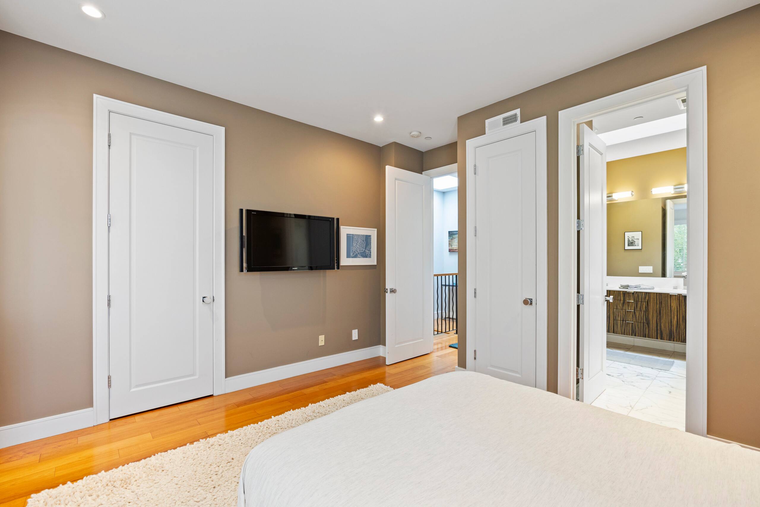 Condo in San Francisco · ★4.99 · 2 bedrooms · 2 beds · 2.5 baths - Image 16