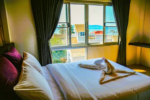 Modern Seaview 1BR Retreat w/ Free Coworking