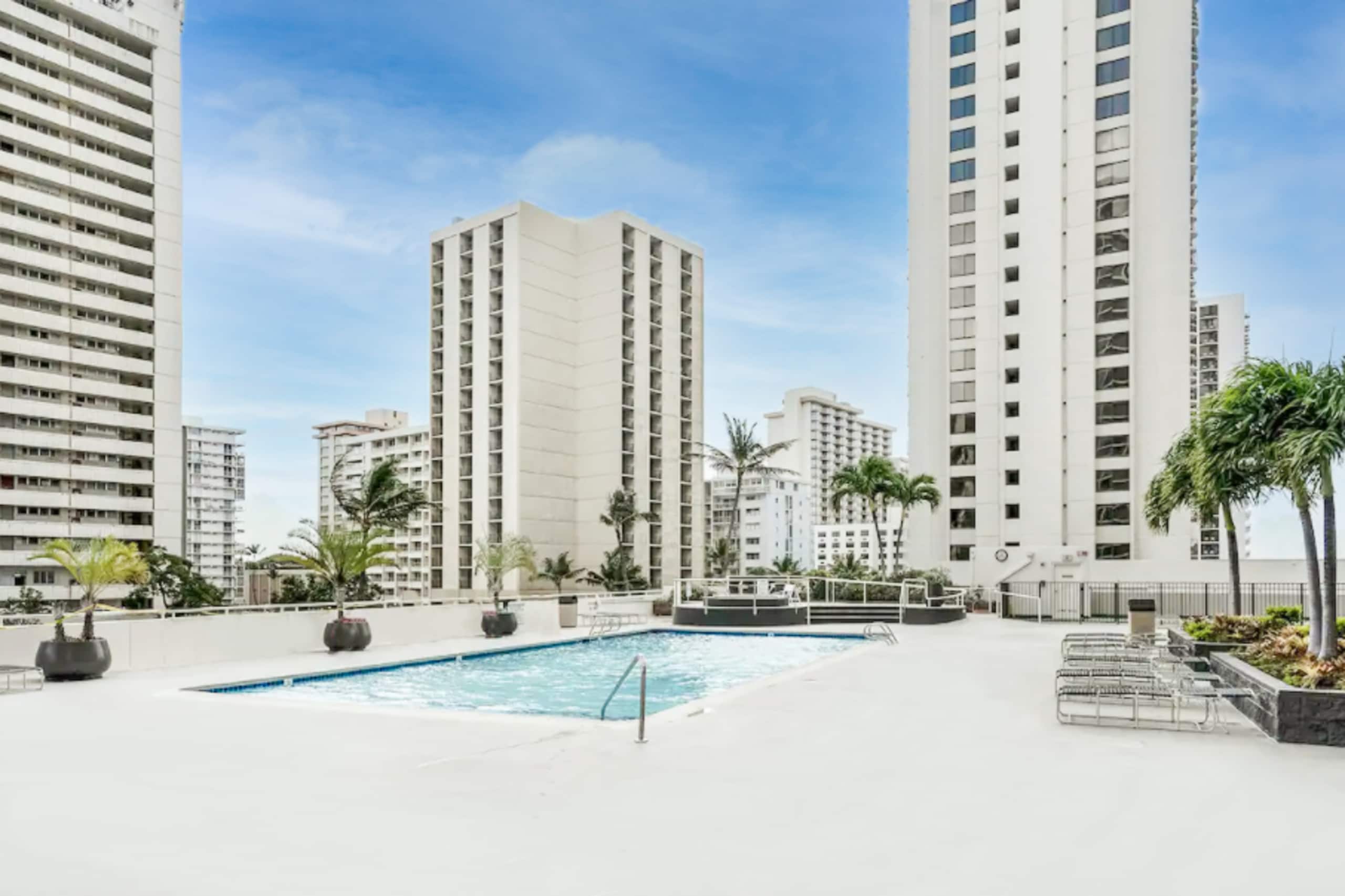 Condo in Honolulu · ★4.97 · 1 bedroom · 1 bed · 1 private bath - Image 38