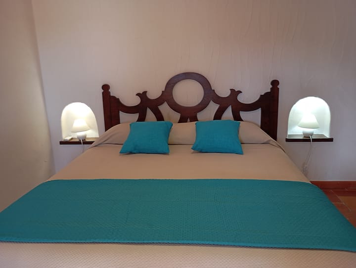 Prvá spálňa s manželskou posteľou, ale môžete pridať kempingovú posteľ alebo poschodovú posteľ. Terrazzino, klimatizáciu. Posteľná bielizeň a posteľná bielizeň do kúpeľne. Kúpeľňa je na cestách. Posteľná bielizeň a posteľná bielizeň v cene